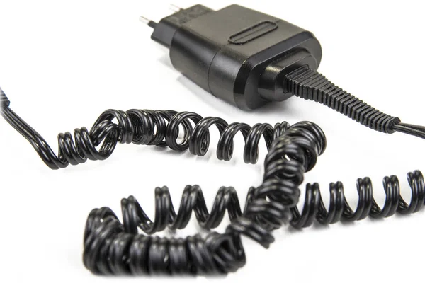 Gekrulde Zwarte Elektrische Kabel Voor Aansluiting Het Witte Stopcontact — Stockfoto