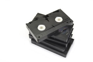 Beyaz arkaplanda siyah vhs video kasetleri yığını