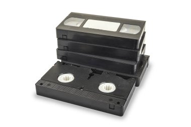 Beyaz arkaplanda siyah vhs video kasetleri yığını