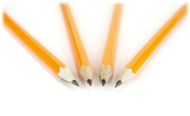 Beyaz arkaplanda silgi olan sarı kalemler