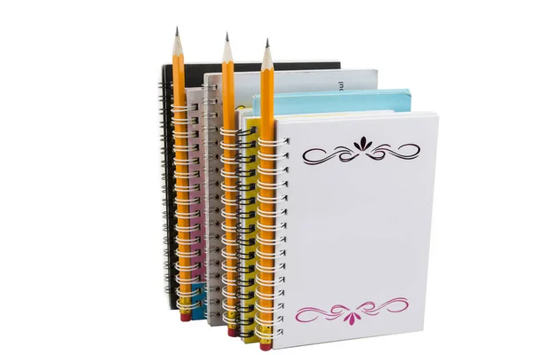 Empilement Carnets Colorés Avec Crayons Isolés Sur Blanc — Photo