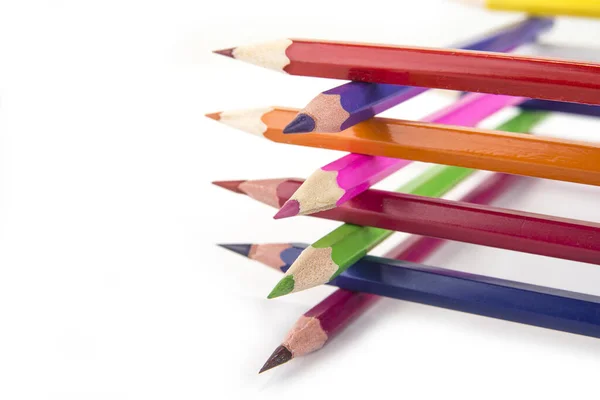 白を基調とした色鉛筆の研ぎ澄まし — ストック写真