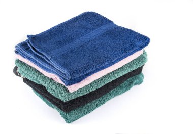 Banyo ve banyo için orta boy havlular. Banyo havluları istiflenmiş..