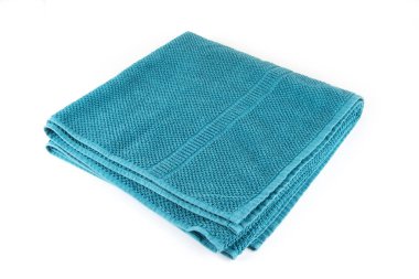 Banyo için orta boy havlu ve beyaz banyo.