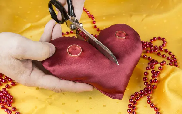 Атласное Сердце Ножницами Разбитое Сердце Концепция Развода Разделение Пар — стоковое фото
