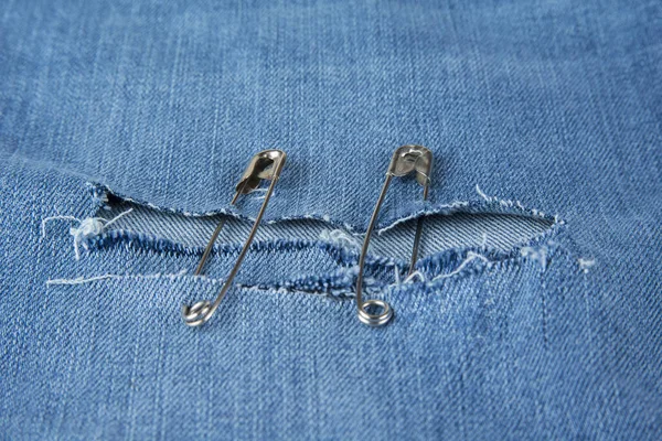 Gat Blauwe Jeans Gemaakt Met Veiligheidsspelden — Stockfoto