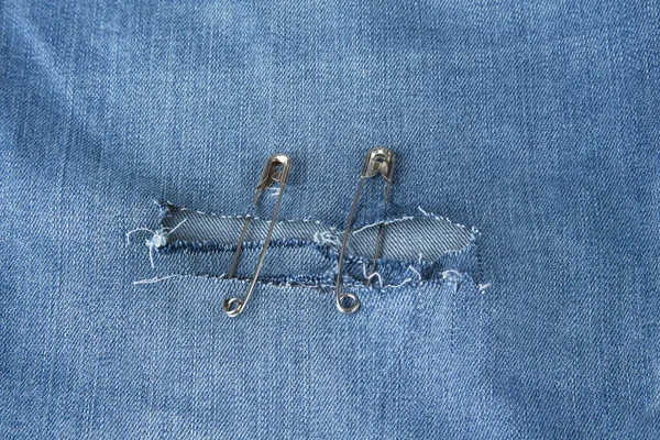 Gat Blauwe Jeans Gemaakt Met Veiligheidsspelden — Stockfoto