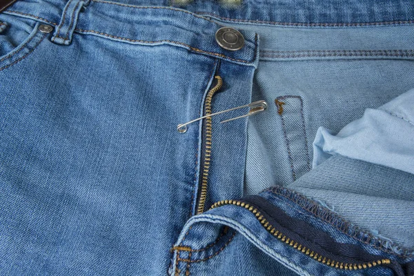 Gebroken Blauwe Jeans Rits Met Veiligheidsspeld — Stockfoto