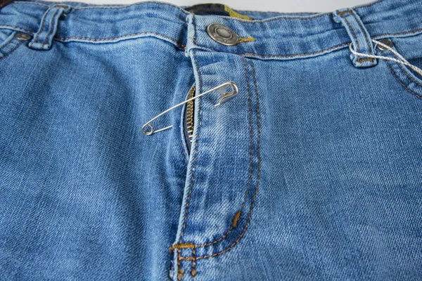 Kaputte Blaue Jeans Reißverschluss Mit Sicherheitsnadel Fixiert — Stockfoto