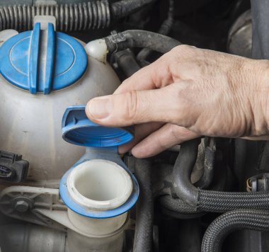 Arabadaki cam sileceği yaz sıvısını da ekle.