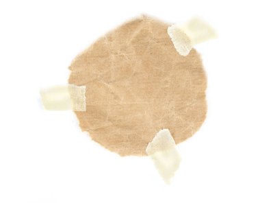 Yapışkan bantla yapıştırılmış yırtık kağıt parçaları.