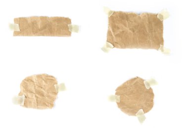 Yapışkan bantla yapıştırılmış yırtık kağıt parçaları.