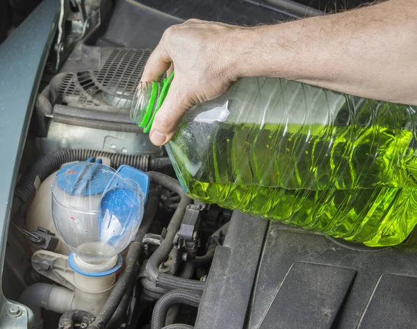 Ajouter Liquide Été Essuie Glace Dans Voiture — Photo