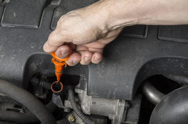 Ölstand Ölmessstab Automotor Überprüfen — Stockfoto