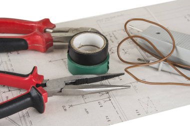 Elektrikçi aletleri, pense, meme uçları ve voltaj ölçer.