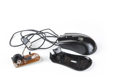 Beyaz üzerinde USB kablosu olan sökülmüş bilgisayar faresi