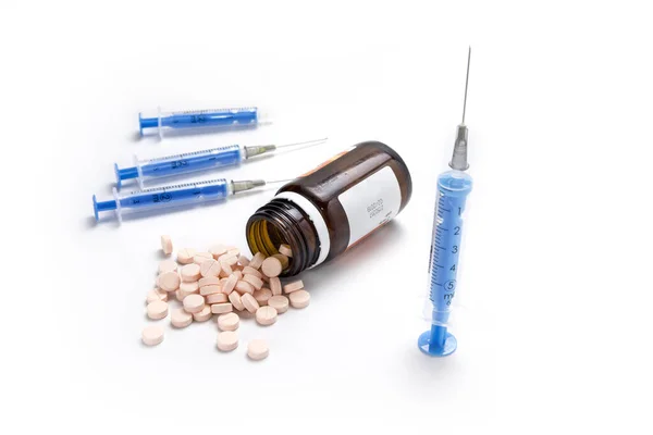 Injektioner Med Nålar Och Piller Whitw Bakgrunden — Stockfoto