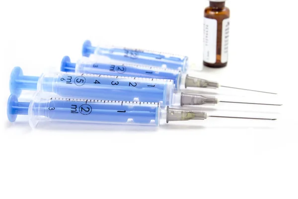 Vier Injecties Met Naalden Witte Achtergrond — Stockfoto