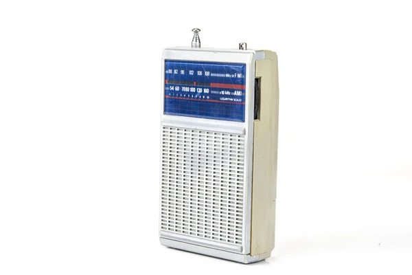 Beyaz Pilli Eski Küçük Transistör Radyo — Stok fotoğraf