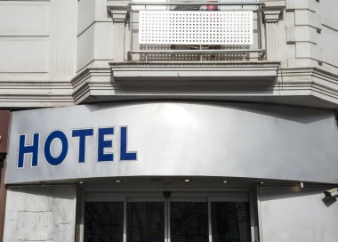 Şehrin duvarında otel tabelası