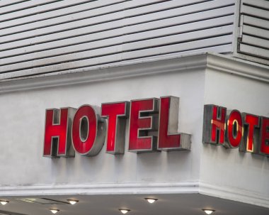 Şehrin duvarında otel tabelası