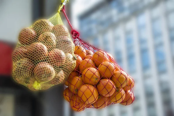 Sacos Cheios Laranjas Maçãs Granadas Mercado — Fotografia de Stock