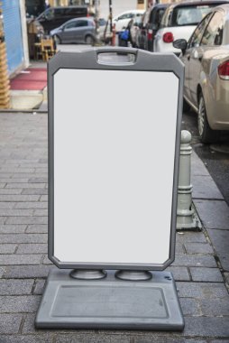 Caddedeki boş yol bilgilendirme tabelası