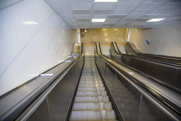 Metroya Boş Yürüyen Merdiven Nsansız — Stok fotoğraf