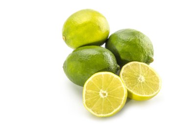 Beyaz baypanda sulu limon dilimleri