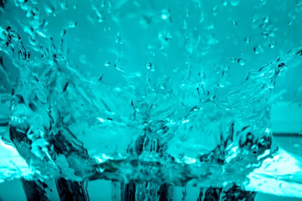 滴と青の水のスプラッシュ効果 — ストック写真