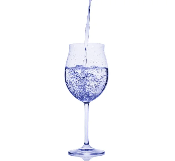 様々な色のワイングラスに水が飛び散る — ストック写真