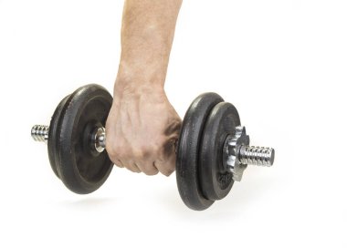 Beyaz diskleri olan büyük krom metal dambıl.