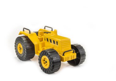 Beyaz arka plandaki çocuk için sarı traktör oyuncağı