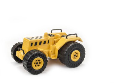 Beyaz arka plandaki çocuk için sarı traktör oyuncağı