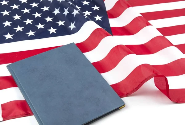 Bandera Americana Con Constitución Estadounidense Sagrada Biblia —  Fotos de Stock