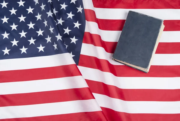 Bandera Americana Con Constitución Estadounidense Sagrada Biblia —  Fotos de Stock