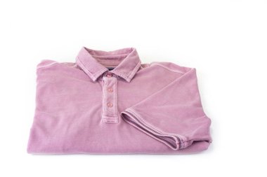 Beyaz arka planda münferit polo tişörtü