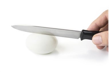 Haşlanmış yumurta, ikiye bölünmüş bıçakla.