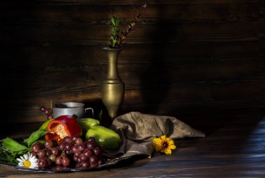 Geriye dönük fincan, vazo ve üzümlerle dolu bir hayat