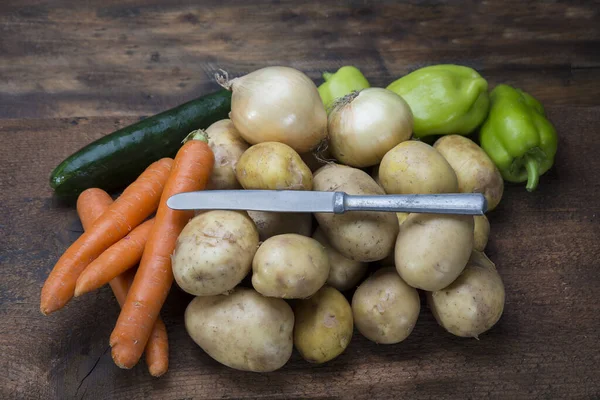 Картопля Овочі Сільському Столі Ножем — стокове фото