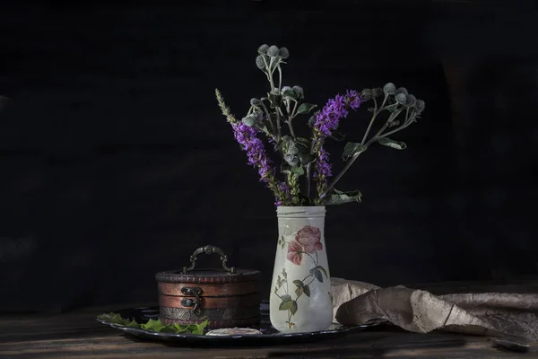 Dunkles Stillleben Mit Vase Und Blumen — Stockfoto