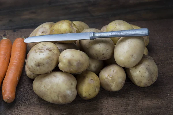 Patatas Verduras Mesa Rústica Con Cuchillo —  Fotos de Stock