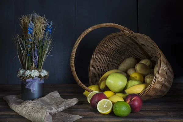 Frutas Frescas Sair Cesto Conceito Vida Morta Escura — Fotografia de Stock