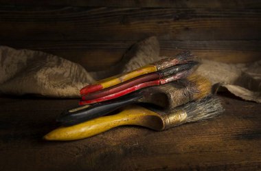 Karanlıkta masada eski fırçalar
