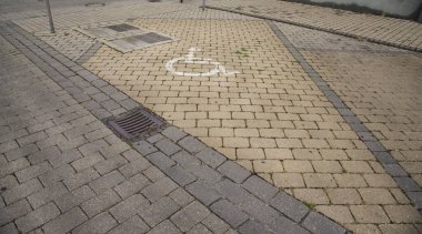 Engelliler için park yeri. Sadece engelli konsepti