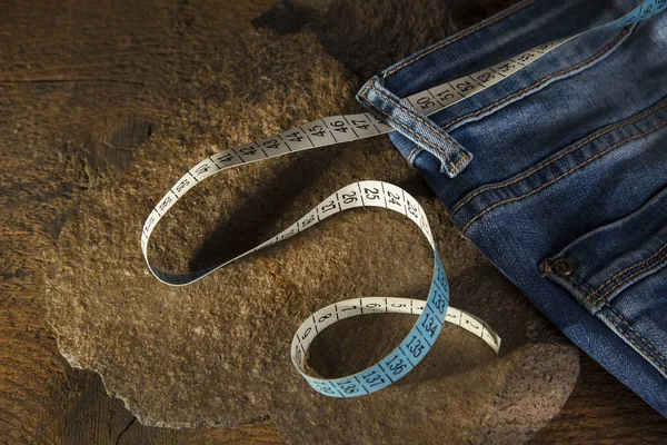 蓝色牛仔裤配尺寸带 健康的生活方式和节食概念 — 图库照片