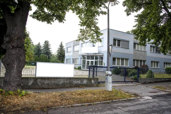 Gebäude Mit Dem Leeren Schild Für Den Firmennamen — Stockfoto