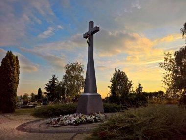 Mezarları ve yakılacak yerleri olan Hristiyan mezarlığı.