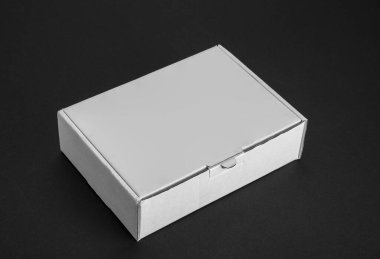 Siyah arkaplanda karton karton kutu