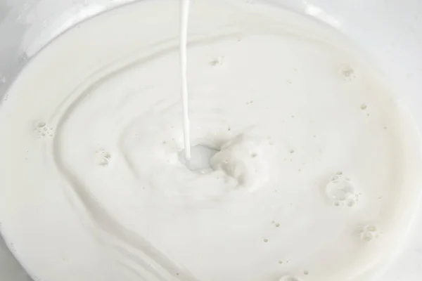 Verter Salpicaduras Leche Sobre Fondo Blanco —  Fotos de Stock